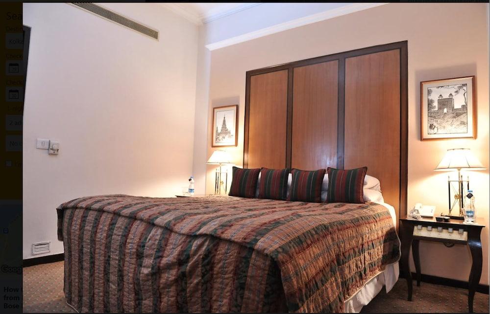 Отель The Park Калькутта Экстерьер фото A bedroom at the hotel