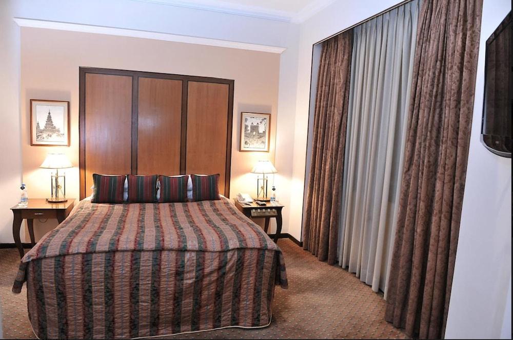 Отель The Park Калькутта Экстерьер фото A bedroom at the hotel
