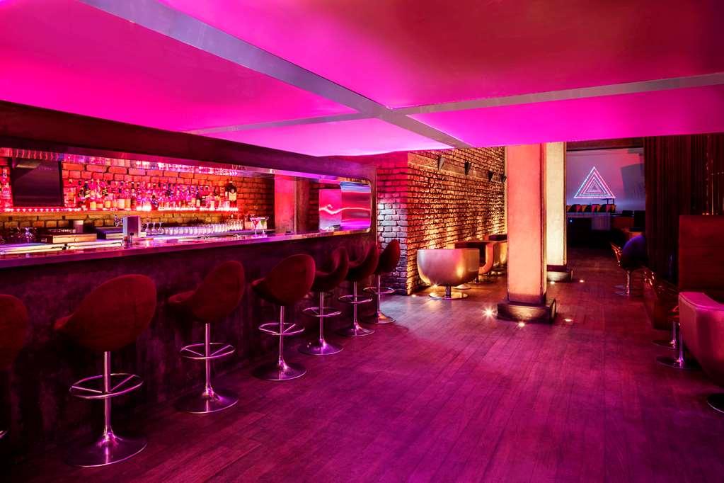 Отель The Park Калькутта Ресторан фото The bar at the nightclub