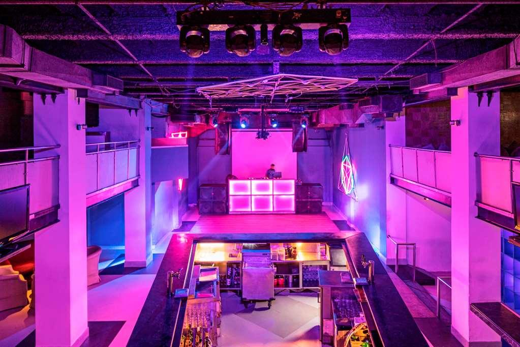 Отель The Park Калькутта Ресторан фото The interior of Fabric nightclub
