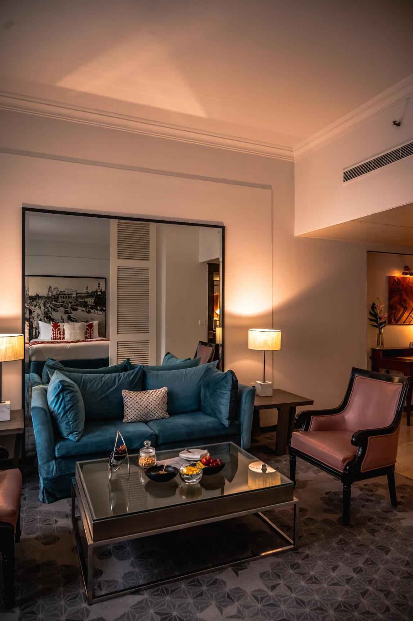 Отель The Park Калькутта Экстерьер фото A living room at the Taj Mahal Palace