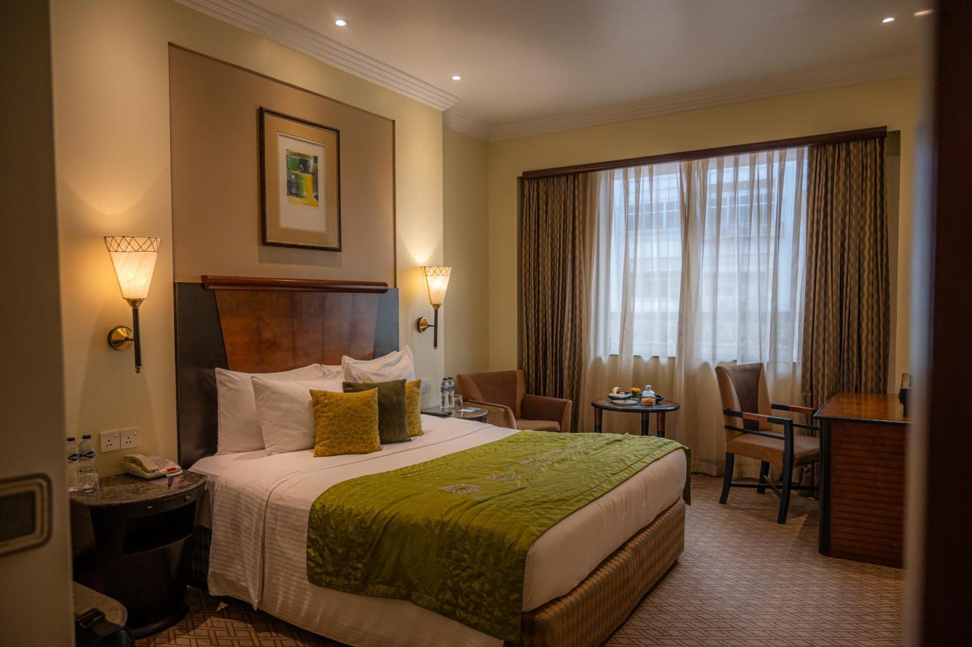 Отель The Park Калькутта Экстерьер фото A room at the Taj Bengal
