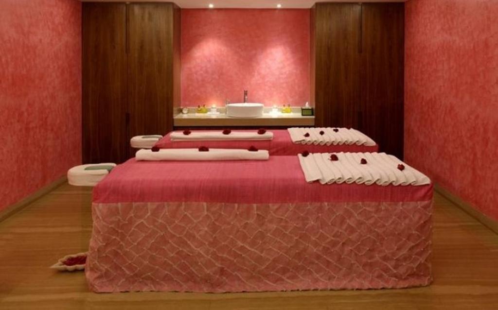Отель The Park Калькутта Экстерьер фото A massage bed
